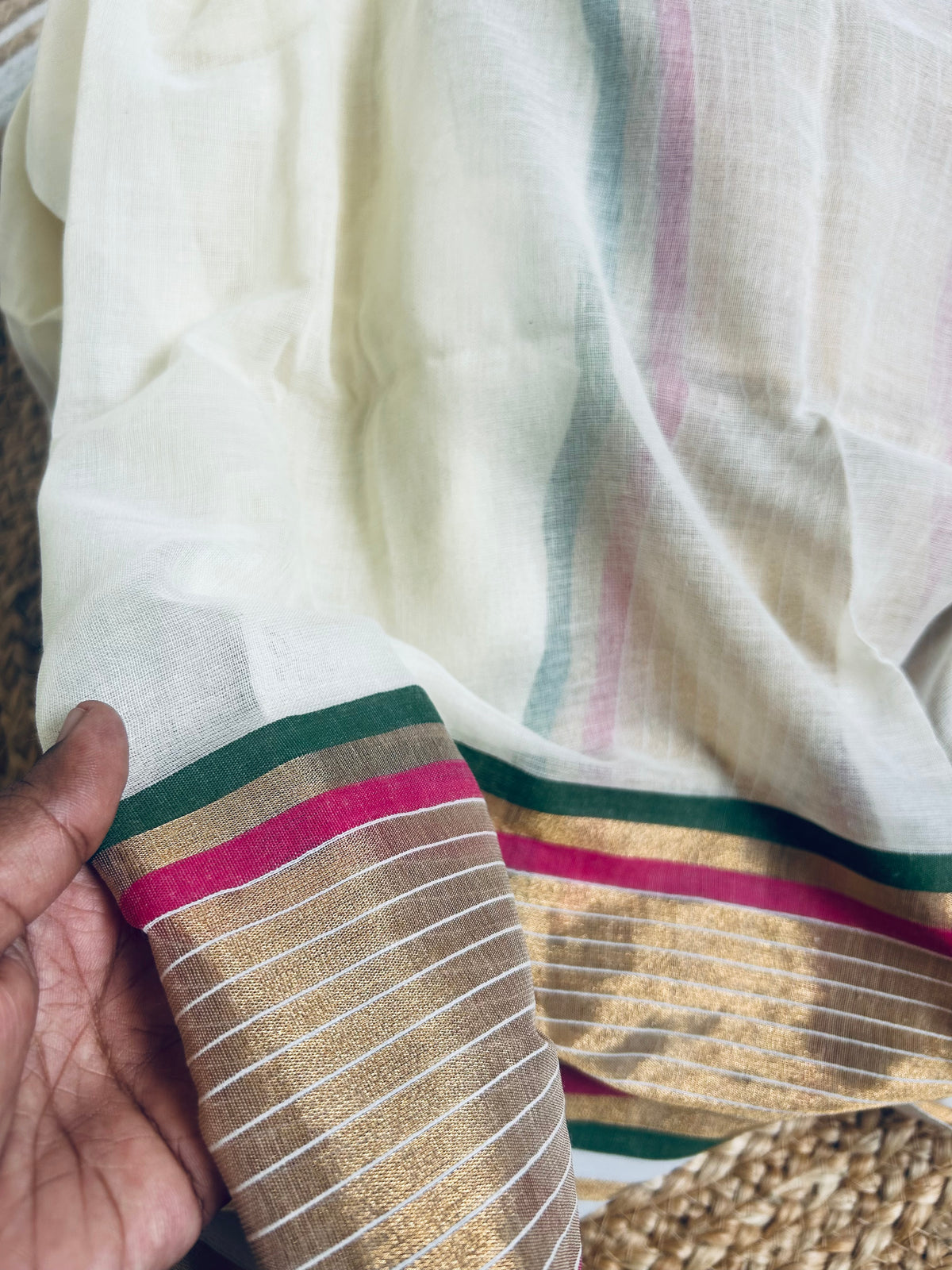 Off white soft mul cotton with kanchi border light weight saree - Pink & Green