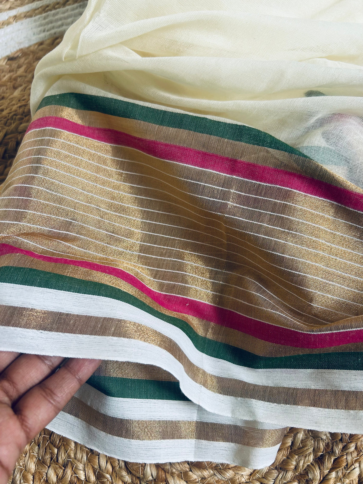Off white soft mul cotton with kanchi border light weight saree - Pink & Green