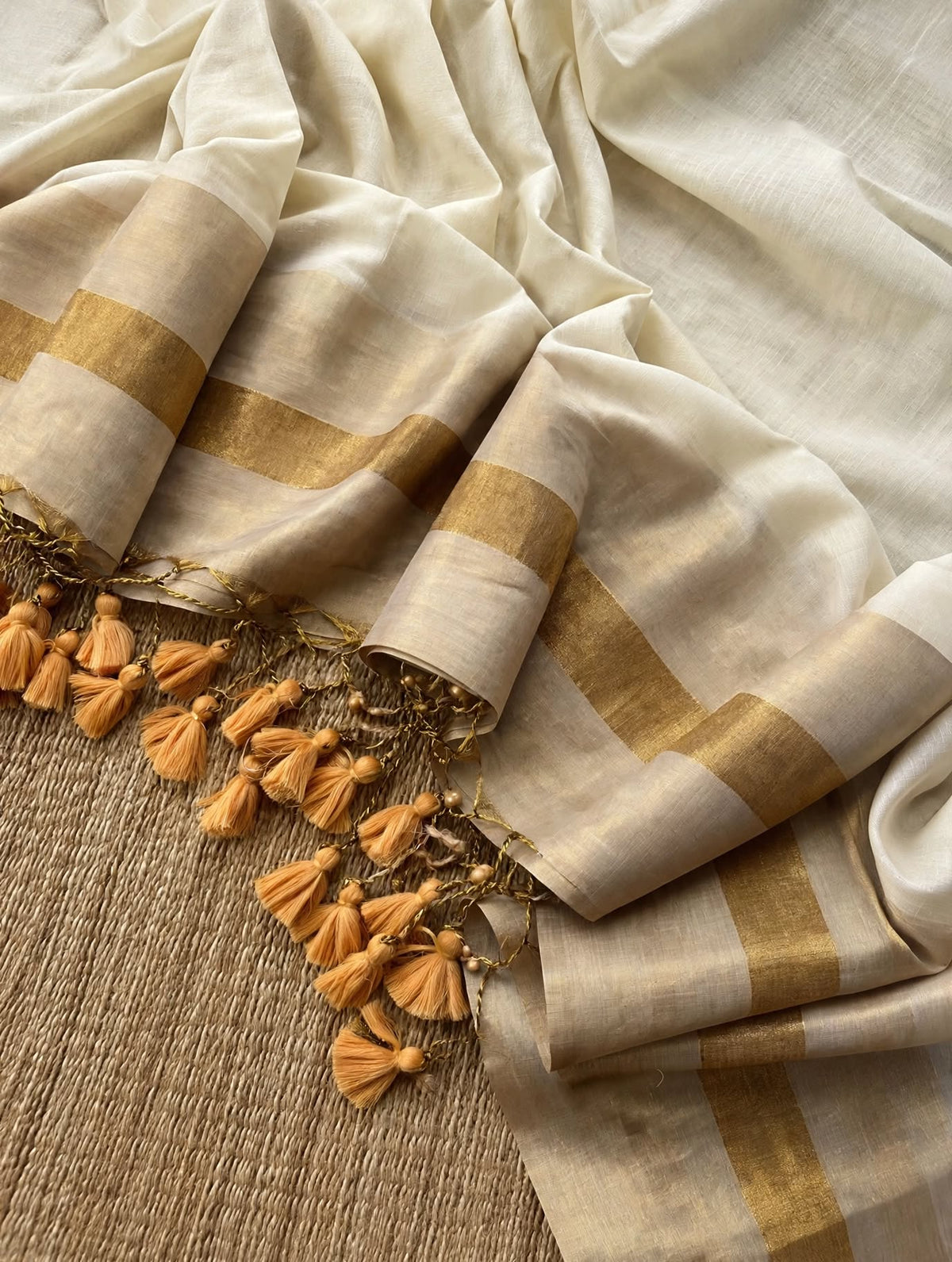 Off white soft mul cotton with kanchi border light weight saree - kerala tissue