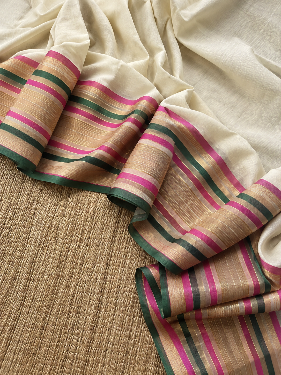 Off white soft mul cotton with kanchi border light weight saree - Pink & Green