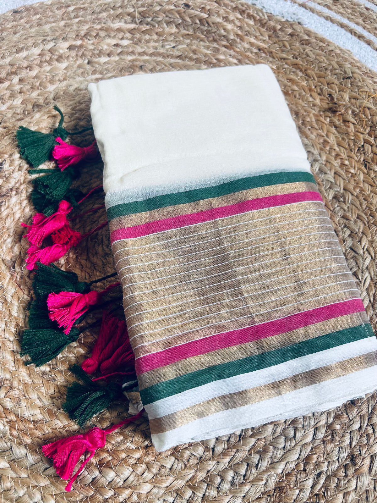 Off white soft mul cotton with kanchi border light weight saree - Pink & Green