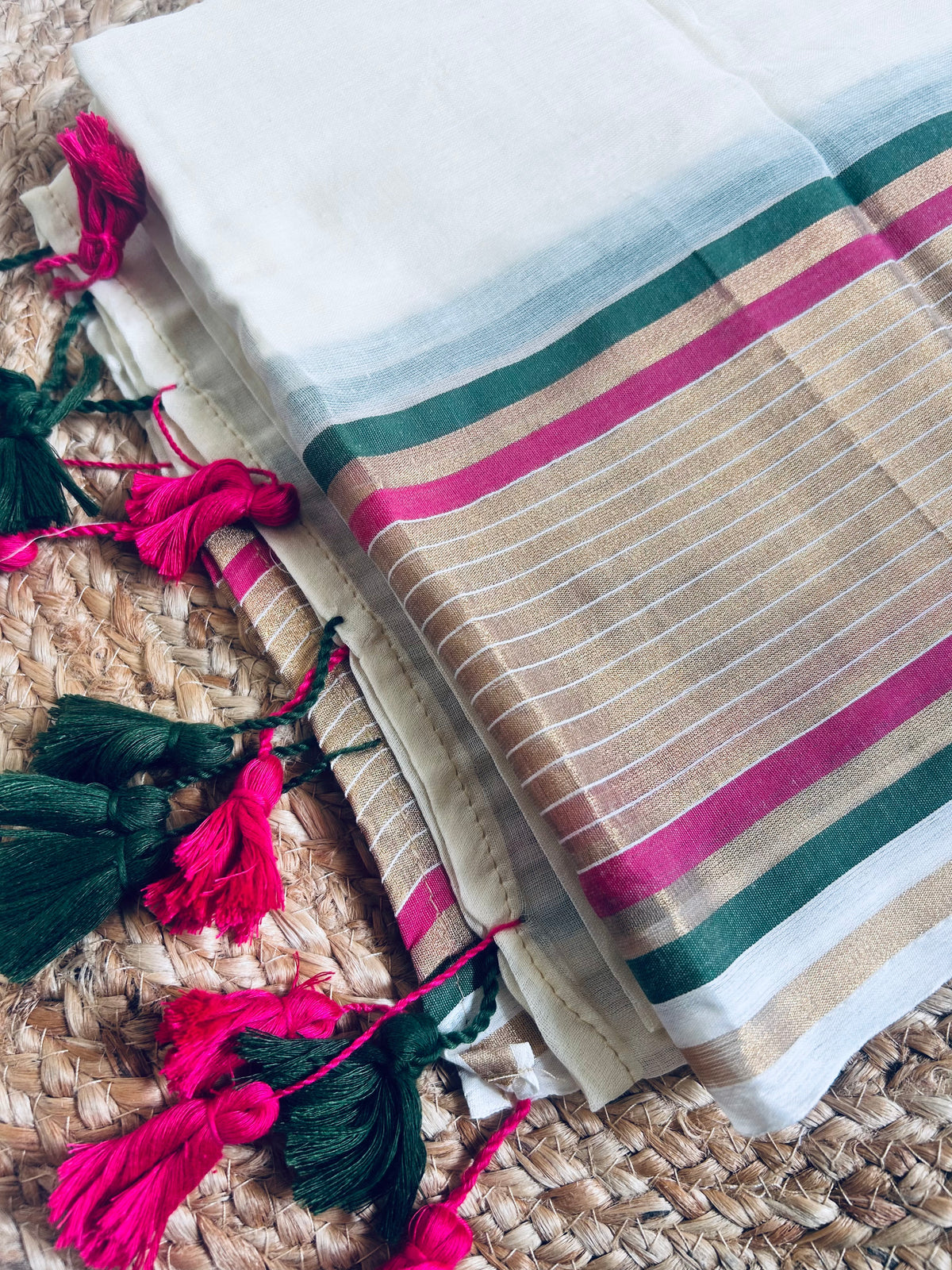 Off white soft mul cotton with kanchi border light weight saree - Pink & Green