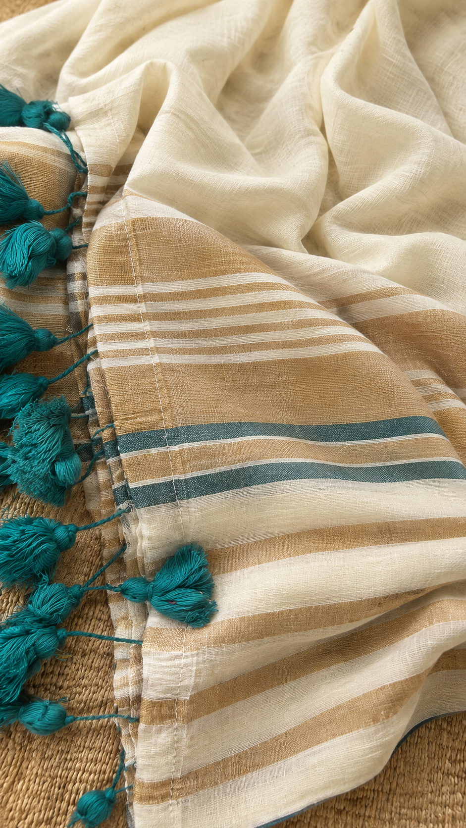 Off white soft mul cotton with kanchi border light weight saree - Green and gold