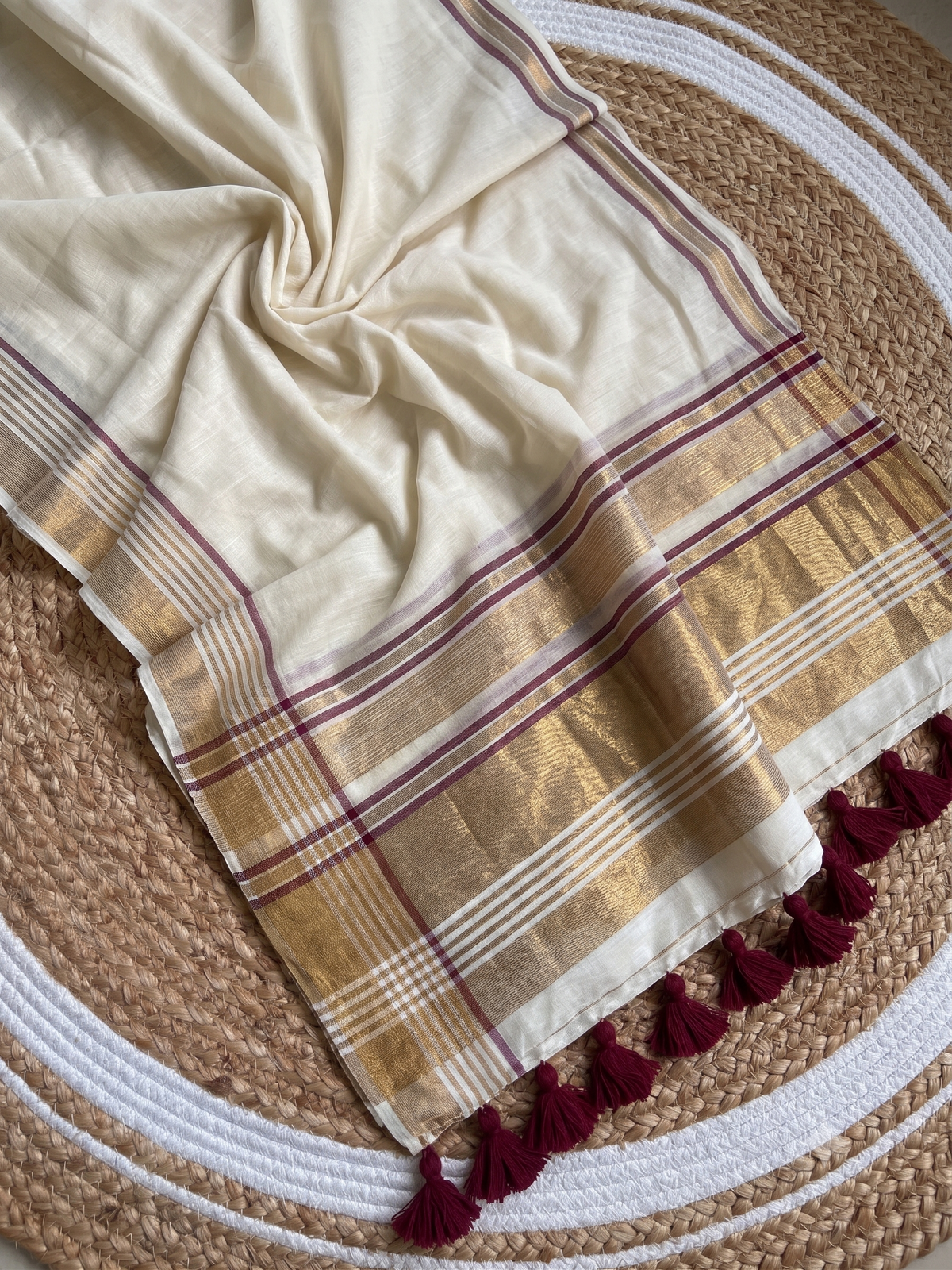 off white soft mul cotton with kanchi border light weight saree - Maroon and gold