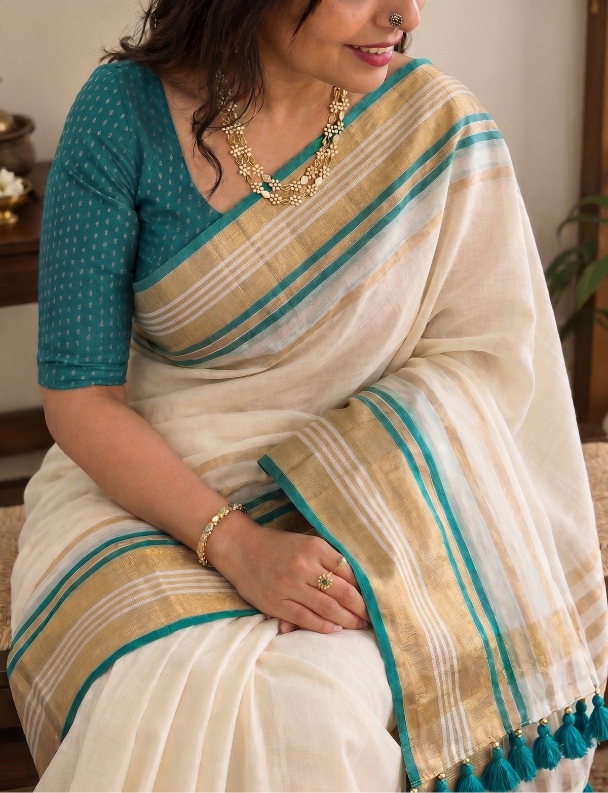 Off white soft mul cotton with kanchi border light weight saree - Green and gold