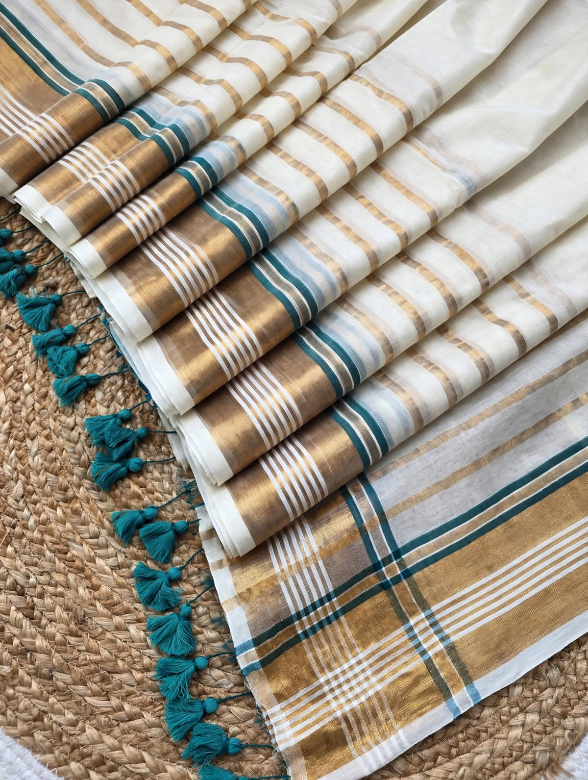 Off white soft mul cotton with kanchi border light weight saree - Green and gold