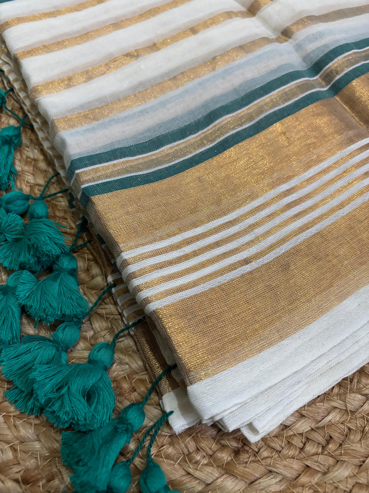 Off white soft mul cotton with kanchi border light weight saree - Green and gold